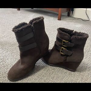 Solesensability suede wedge boot. SZ: 7